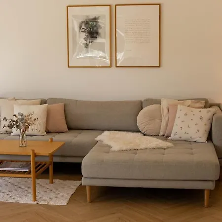 Newly Renovated Modern House In Brons *