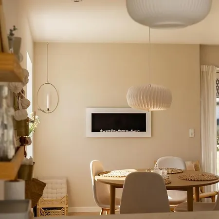 Newly Renovated Modern House In Brons *