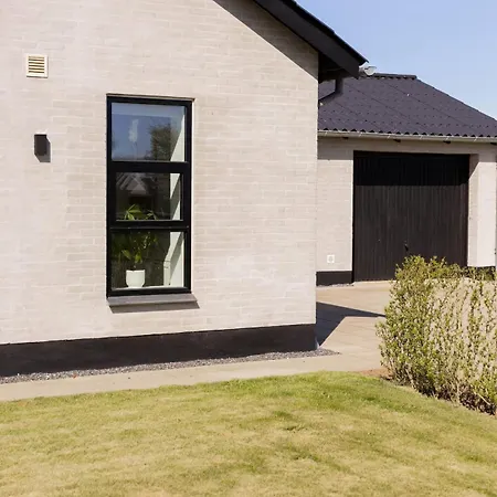 Newly Renovated Modern House In Brons