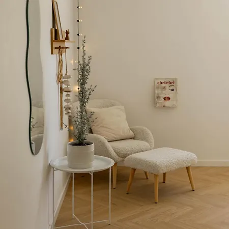 Newly Renovated Modern House In Brons *