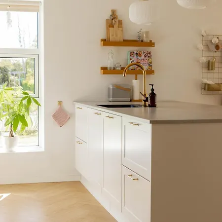 Newly Renovated Modern House In Brons *