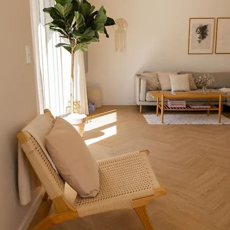 Newly Renovated Modern House In Brons *